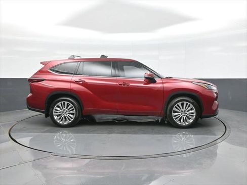 Certified 2025 Toyota Highlander LE AWD/4WD image 10