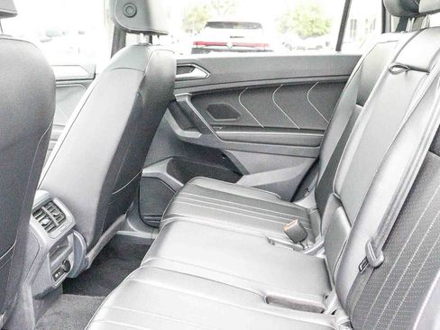 Used 2024 Volkswagen Tiguan SE w/ Panoramic Sunroof Package FWD image 19