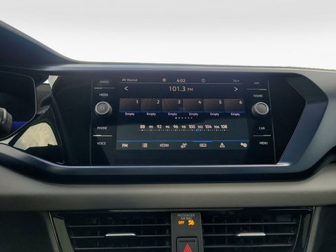 Certified 2022 Volkswagen Taos SE w/ Panoramic Sunroof Package AWD/4WD image 21