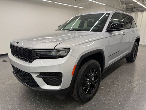 Used 2025 Jeep Grand Cherokee Altitude AWD/4WD image 4