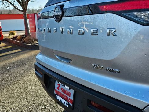 Used 2024 Nissan Pathfinder SV image 10