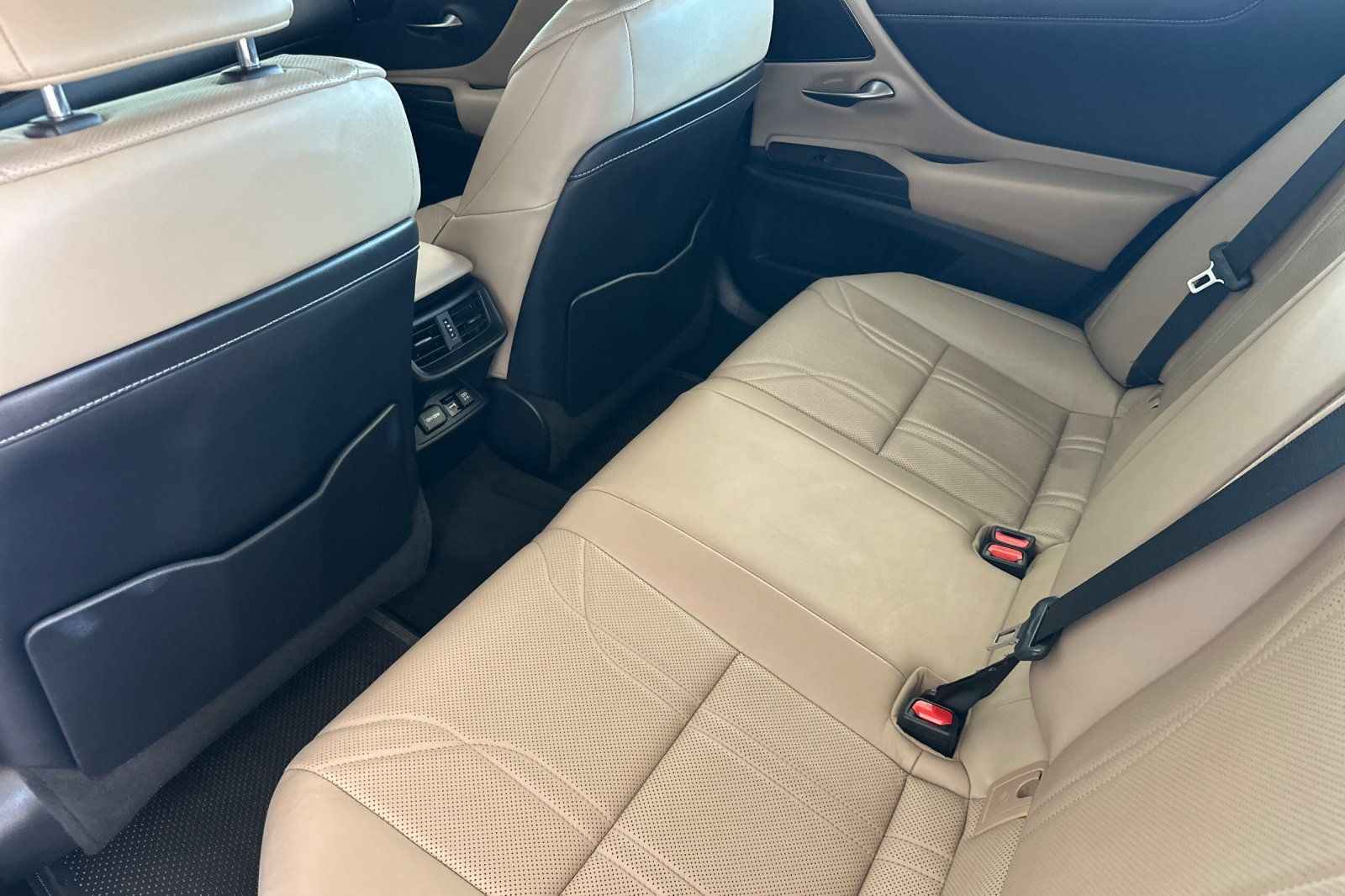 Used 2021 Lexus ES 300h w/ Accessory Package FWD image 9