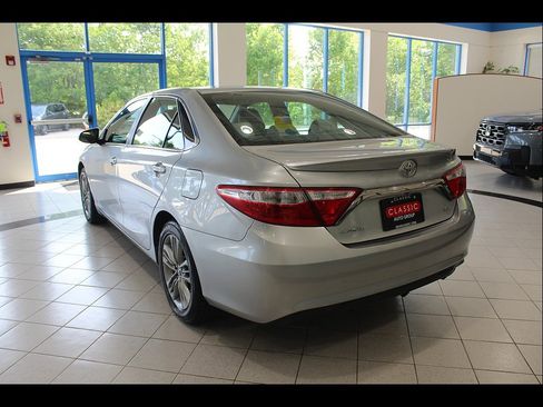 Used 2015 Toyota Camry SE FWD image 7