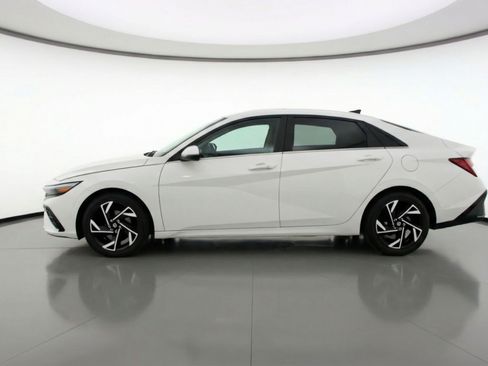 Used 2025 Hyundai Elantra SEL image 5