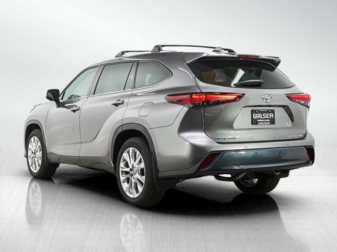 Used 2025 Toyota Highlander Limited AWD/4WD image 3
