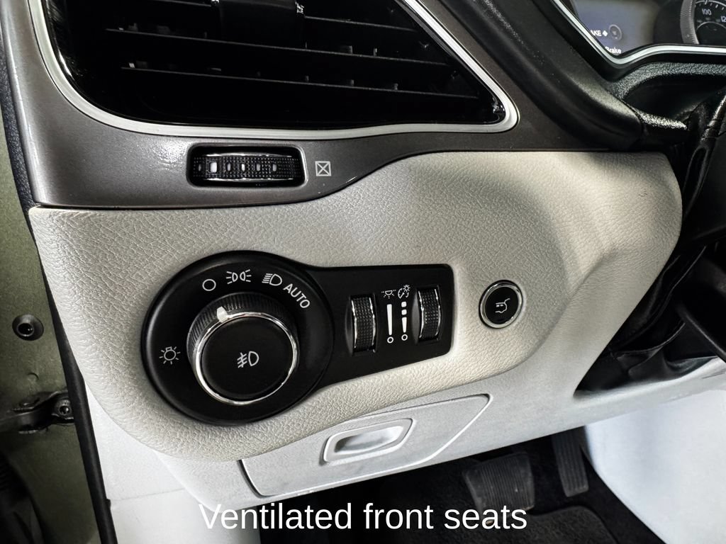 Used 2019 Jeep Cherokee Overland w/ Technology Group AWD/4WD image 11