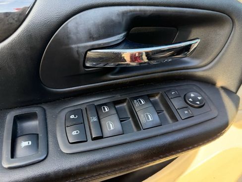 Used 2018 Dodge Grand Caravan SE w/ UConnect Hands-Free Group image 17