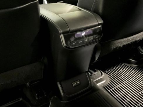 Used 2023 Toyota Highlander XLE AWD/4WD image 35