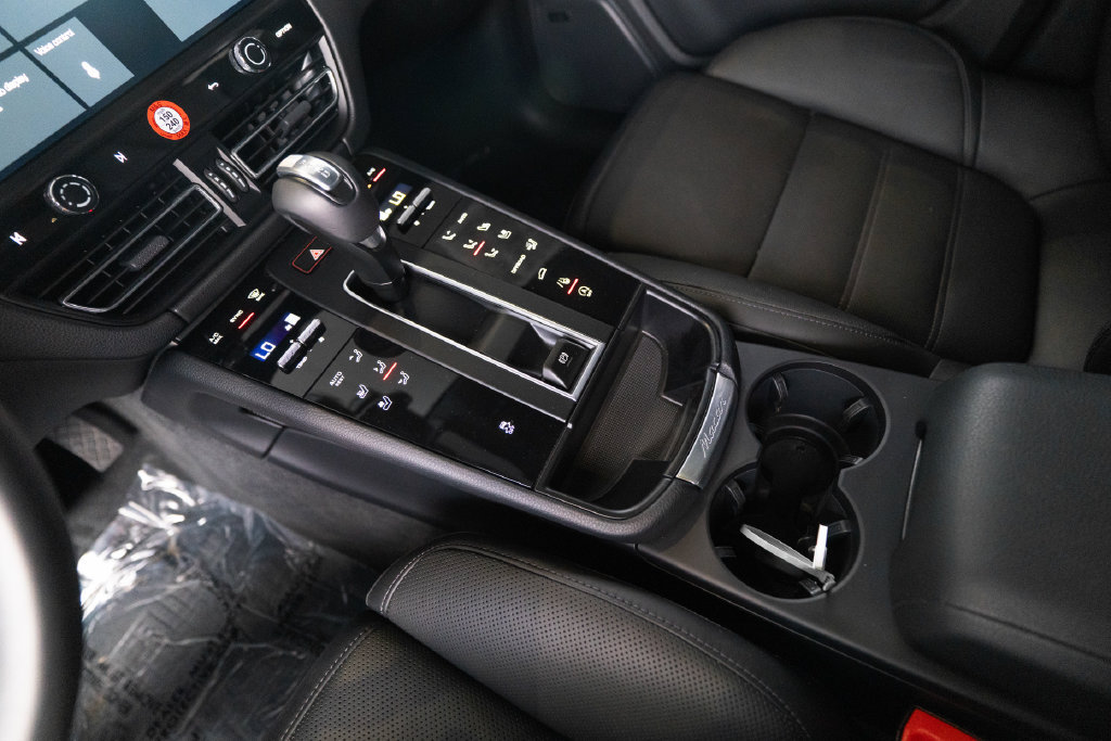 Certified 2026 Porsche Macan AWD/4WD image 23
