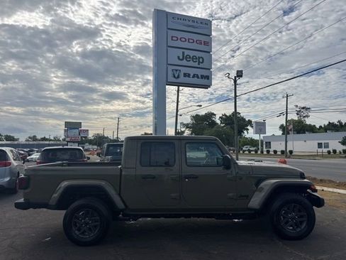 New 2026 Jeep Gladiator Sport AWD/4WD image 2
