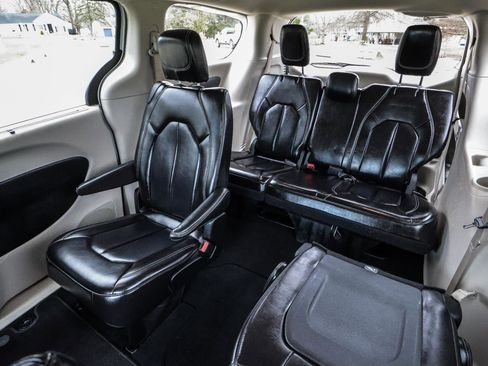 Used 2023 Chrysler Pacifica Touring-L image 25