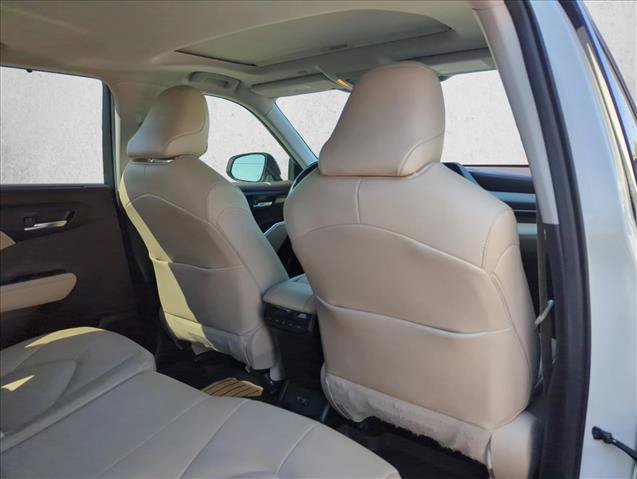 Used 2021 Toyota Highlander XLE FWD image 17