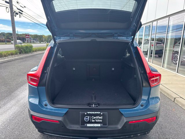 Certified 2025 Volvo XC40 B5 Plus AWD/4WD image 8