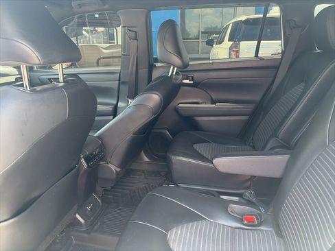 Used 2022 Toyota Highlander XSE FWD image 14
