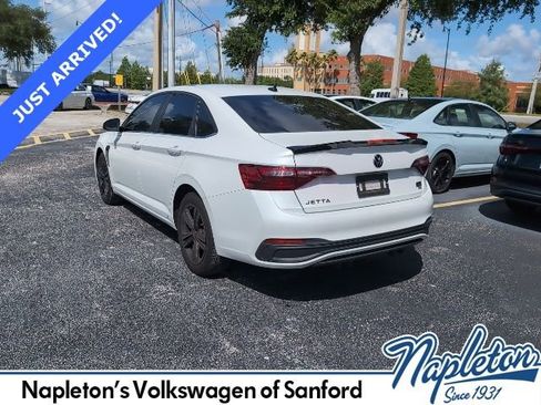 Used 2024 Volkswagen Jetta SE w/ Panoramic Sunroof Package FWD image 4