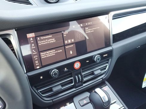 Used 2025 Porsche Macan image 33