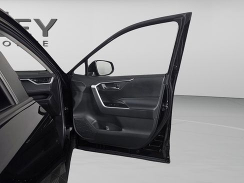 Used 2021 Toyota RAV4 XLE image 28