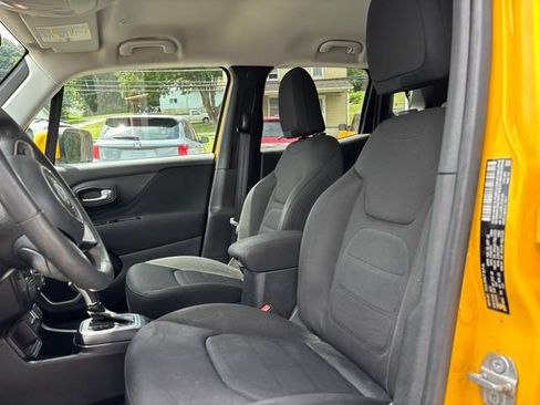Used 2018 Jeep Renegade Latitude FWD image 15