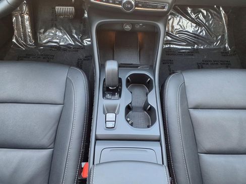 Certified 2025 Volvo XC40 B5 Core AWD/4WD image 19