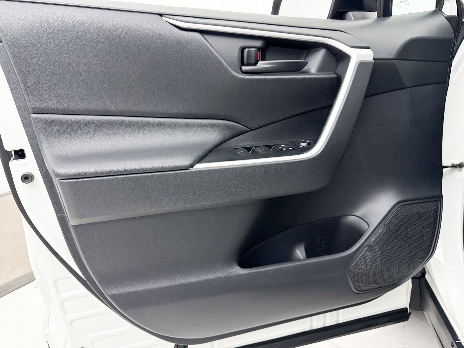 Used 2021 Toyota RAV4 LE w/ Carpet Mat Package (TMS) FWD image 28