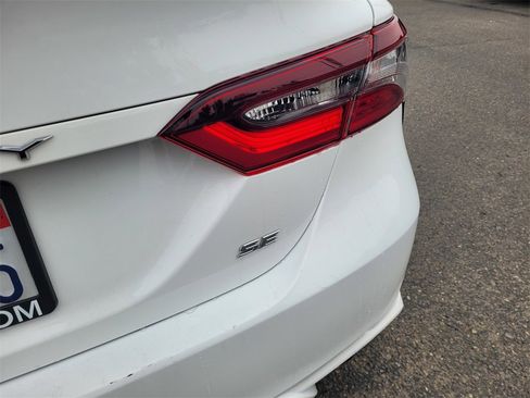 Used 2020 Toyota Camry SE image 6