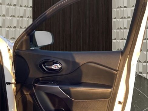 Certified 2022 Jeep Cherokee Limited w/ Elite Package image 18