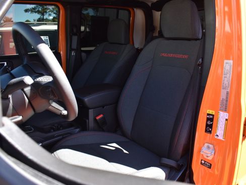 Used 2025 Jeep Gladiator Rubicon w/ Technology Group image 25