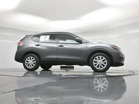 Used 2016 Nissan Rogue S FWD image 3