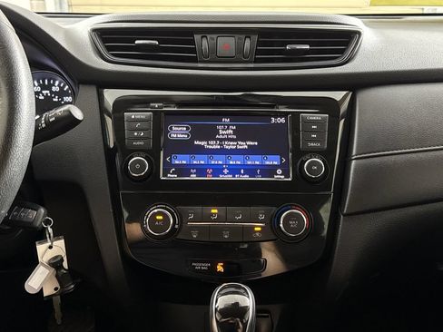 Used 2019 Nissan Rogue S w/ Special Edition Package FWD image 17