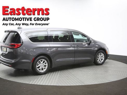 Used 2023 Chrysler Pacifica Touring-L image 46