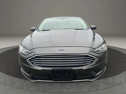 Used 2018 Ford Fusion SE FWD image 2
