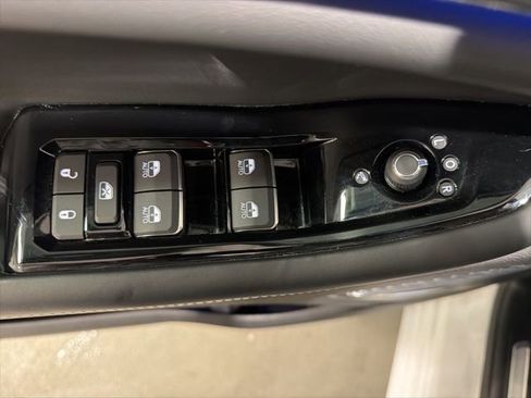 Used 2023 Jeep Grand Cherokee Overland w/ Advanced Protech Group III image 19