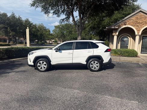 Used 2021 Toyota RAV4 LE FWD image 1