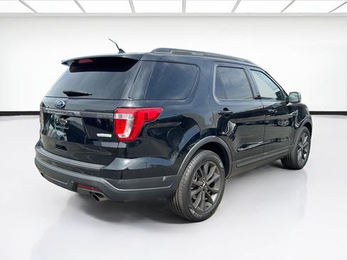 Used 2018 Ford Explorer XLT w/ Equipment Group 202A FWD image 4