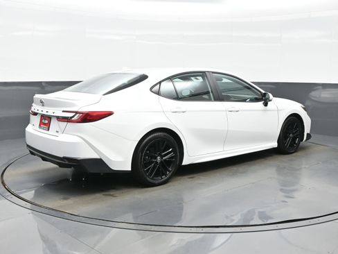 Used 2025 Toyota Camry SE image 6