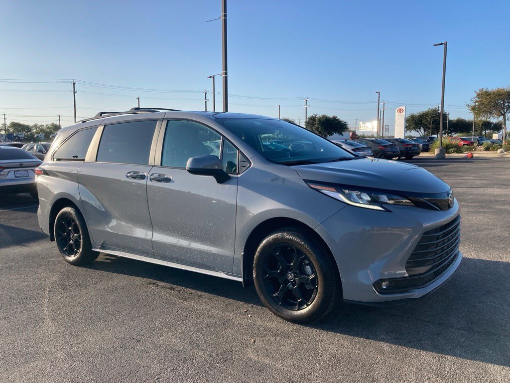 Certified 2025 Toyota Sienna XLE Woodland Edition AWD/4WD image 2