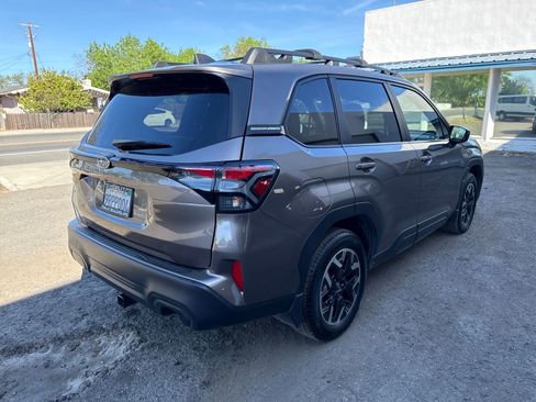 Used 2025 Subaru Forester Premium AWD/4WD image 5