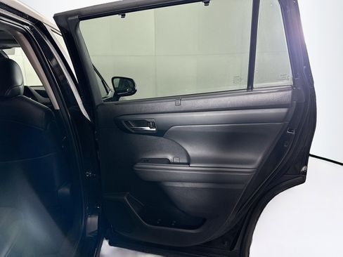 Used 2023 Toyota Highlander XLE image 32