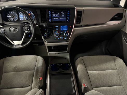 Used 2018 Toyota Sienna LE w/ Carpet Mat Package FWD image 19