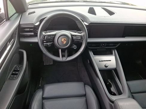 Used 2025 Porsche Macan Electric RWD image 11