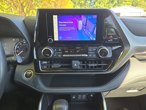 Used 2024 Toyota Highlander LE image 18