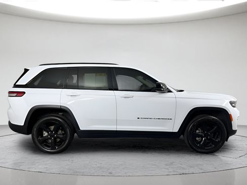 Used 2024 Jeep Grand Cherokee Limited w/ Black Appearance Package AWD/4WD image 2