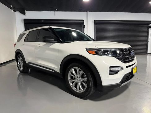 Used 2020 Ford Explorer XLT w/ Equipment Group 202A RWD image 3
