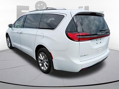 Used 2021 Chrysler Pacifica Touring-L w/ Uconnect Theater Family Group AWD/4WD image 8
