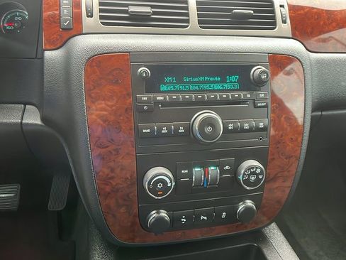 Used 2014 Chevrolet Suburban LS image 29