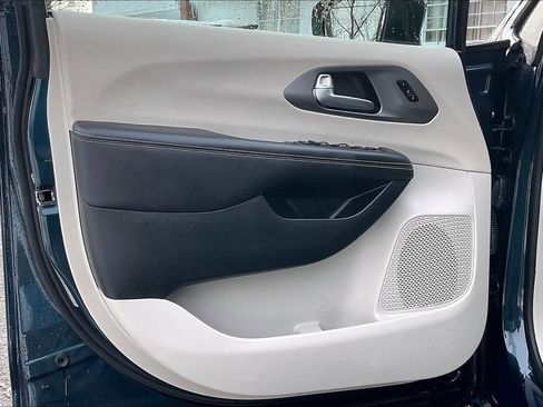 Used 2024 Chrysler Pacifica Touring-L image 9