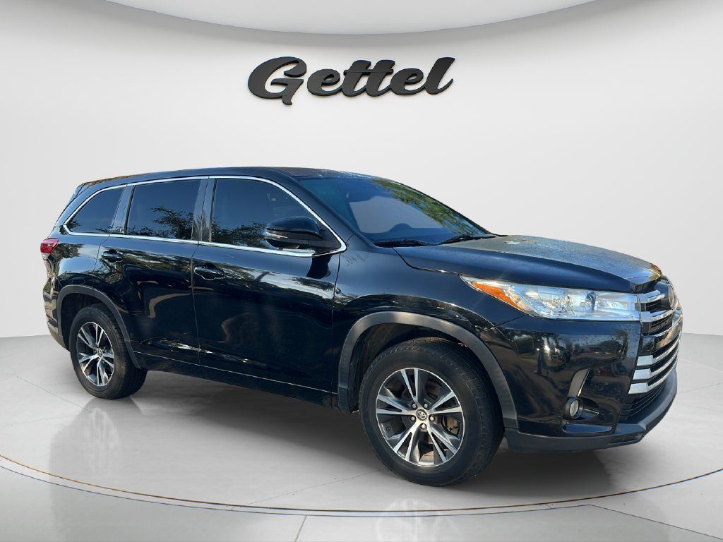 Used 2017 Toyota Highlander Plus FWD image 3