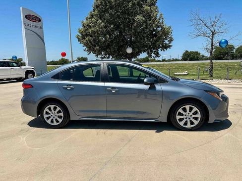 Used 2025 Toyota Corolla LE FWD image 2