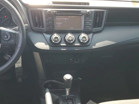 Used 2018 Toyota RAV4 LE FWD image 15