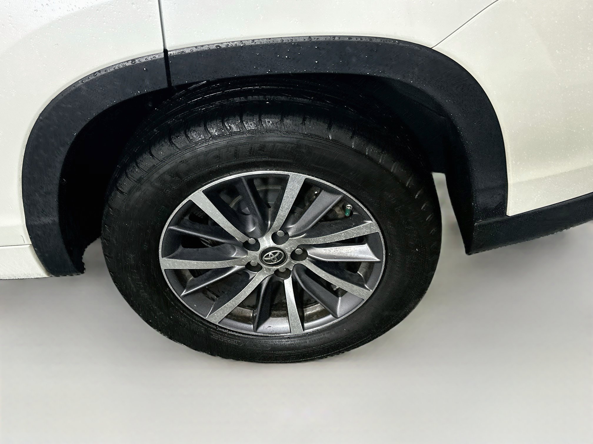 Used 2017 Toyota Highlander XLE FWD image 11